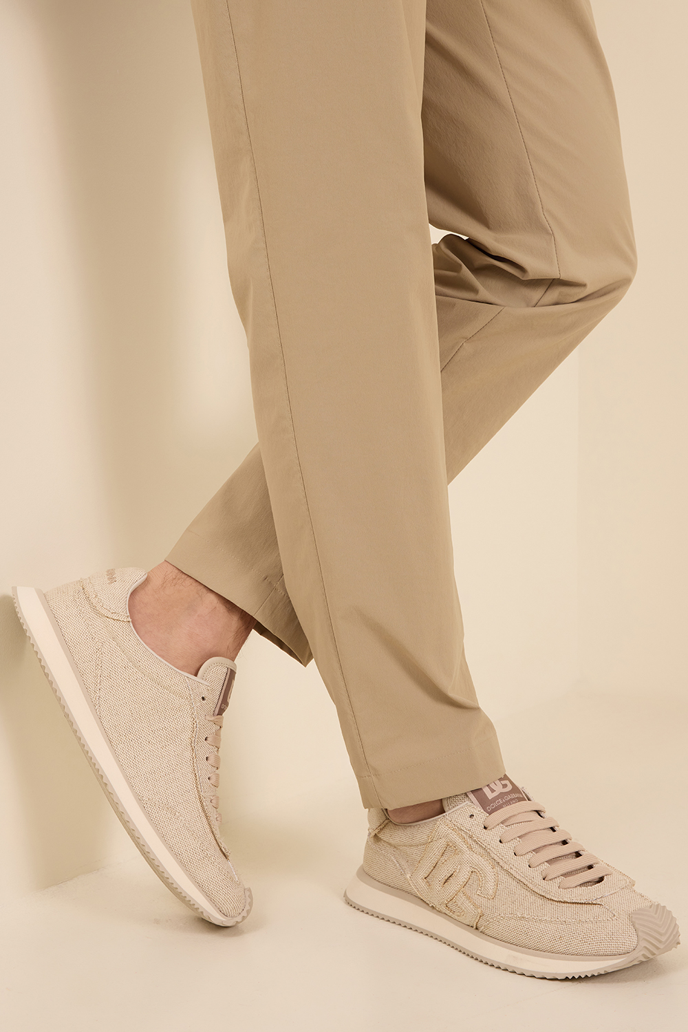 תמונת כל הלוק של נעלי סניקרס